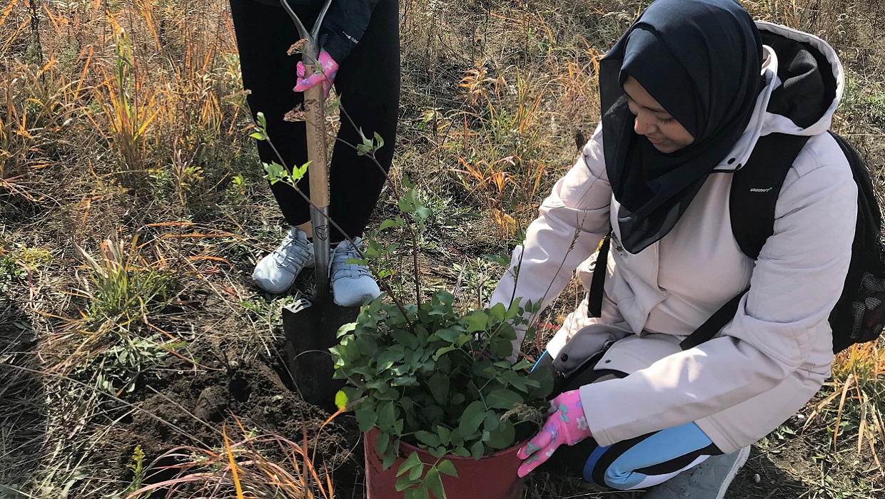 students participate in community planting event in The Meadoway
